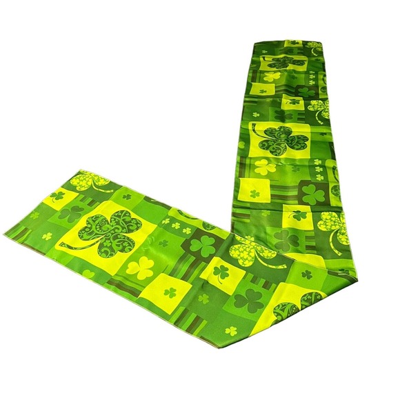 St.Patrick'S Day Table Runner 91 X 12 1/2 Inches Green & Lime Green Shamrocks - Picture 1 of 7